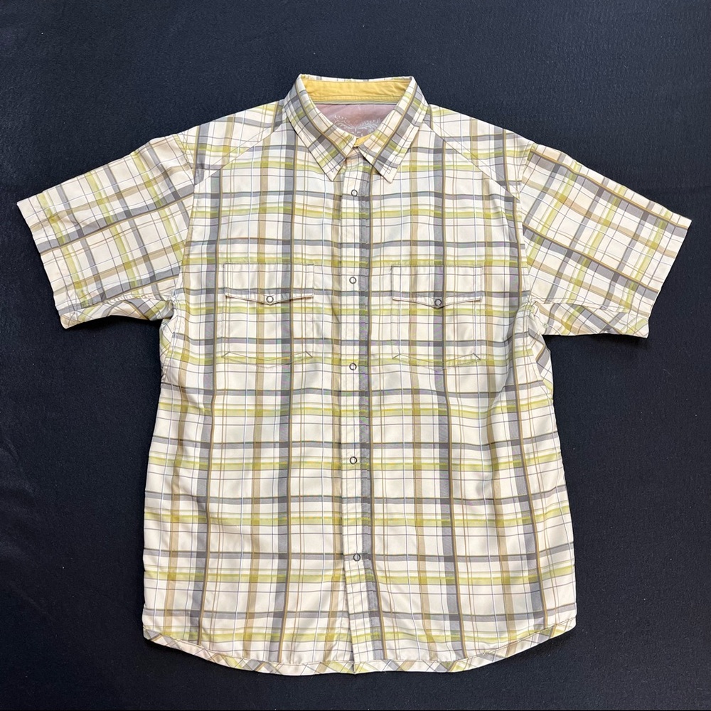 XL - does not have a tag but I believe it’s nylon because it’s the non-wrinkle